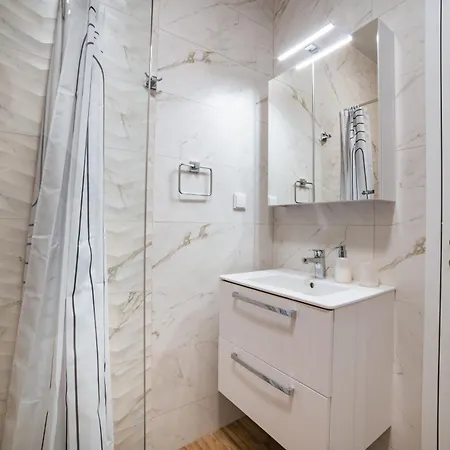 Trinavis Boutique Apartments, Own Private Parking, Center, Entire Велико-Тырново